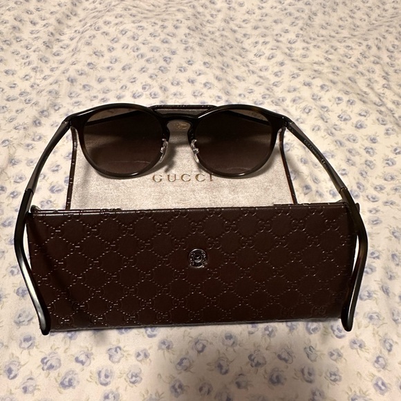 Gucci Sunglasses in very good condition - Picture 3 of 5